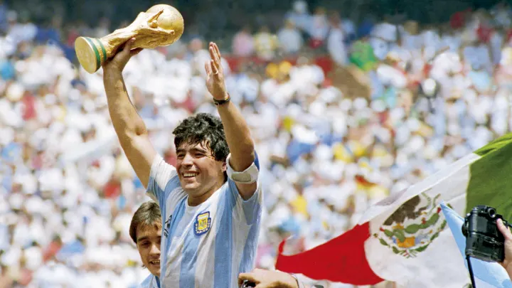 Maradona levantando la copa del mundo en Mexico 1986